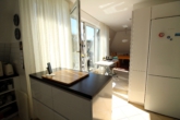 Küche Ausblick Balkon - Helle Dachgeschosswohnung mit Balkon & Carport – ruhige Lage
