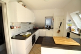 Einbauküche - Helle Dachgeschosswohnung mit Balkon & Carport – ruhige Lage