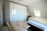 Schlafzimmer - Helle Dachgeschosswohnung mit Balkon & Carport – ruhige Lage