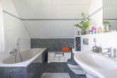 Badezimmer 1. OG - Modernes Einfamilienhaus in ruhiger Lage – Traumhaus mit Gartenparadies