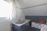 Badezimmer 1. OG - Modernes Einfamilienhaus in ruhiger Lage – Traumhaus mit Gartenparadies