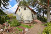 Hausansicht seitlich - Modernes Einfamilienhaus in ruhiger Lage – Traumhaus mit Gartenparadies
