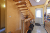 Flur Treppenaufgang - Modernes Einfamilienhaus in ruhiger Lage – Traumhaus mit Gartenparadies
