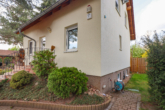 Hausansicht seitlich - Modernes Einfamilienhaus in ruhiger Lage – Traumhaus mit Gartenparadies